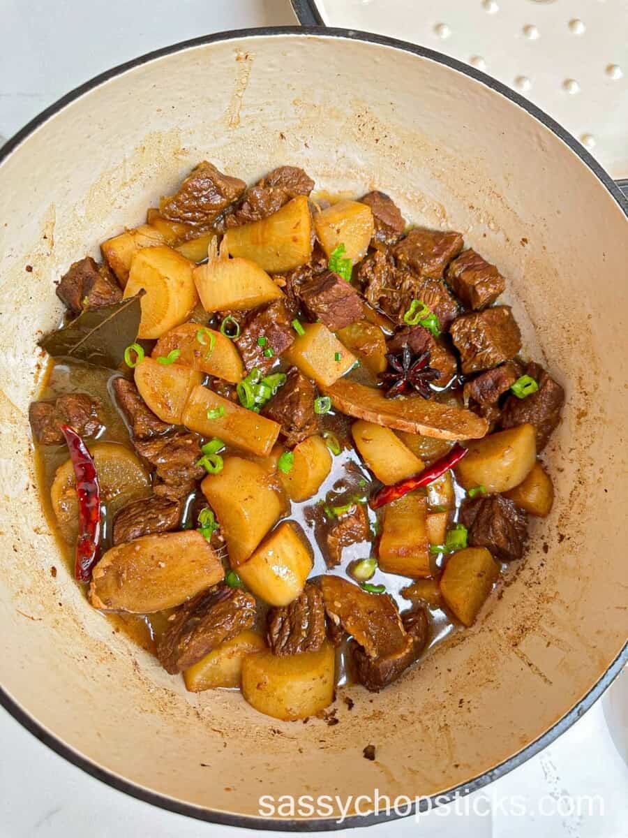 braised beef stew with daikon in pot