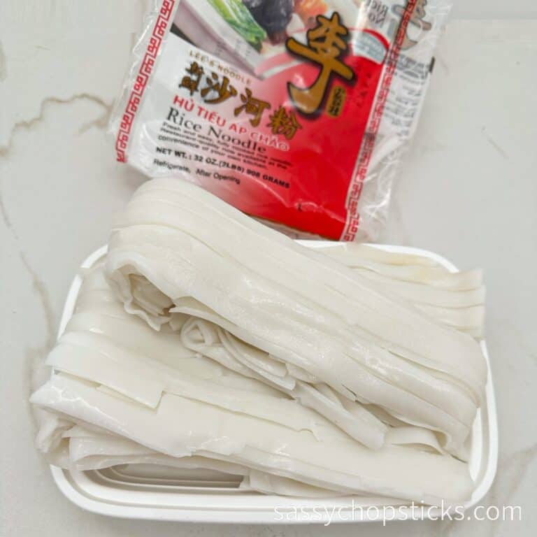 Beef Chow Fun Recipe (Beef Ho Fun, 干炒牛河) - Sassy Chopsticks