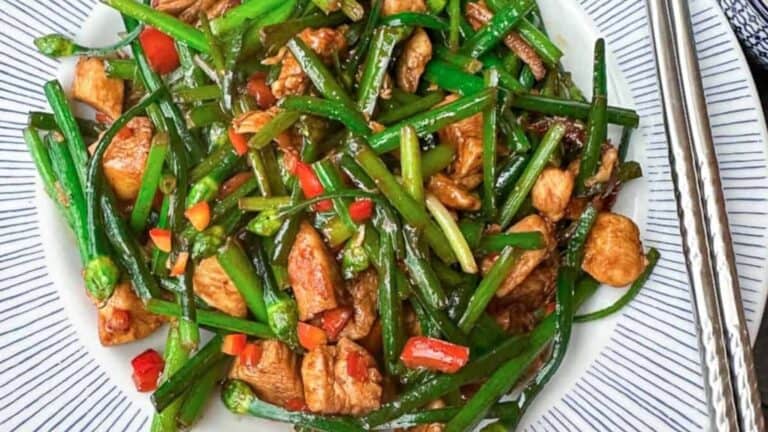 Garlic chive flowers stir-fried with tender chicken pieces.