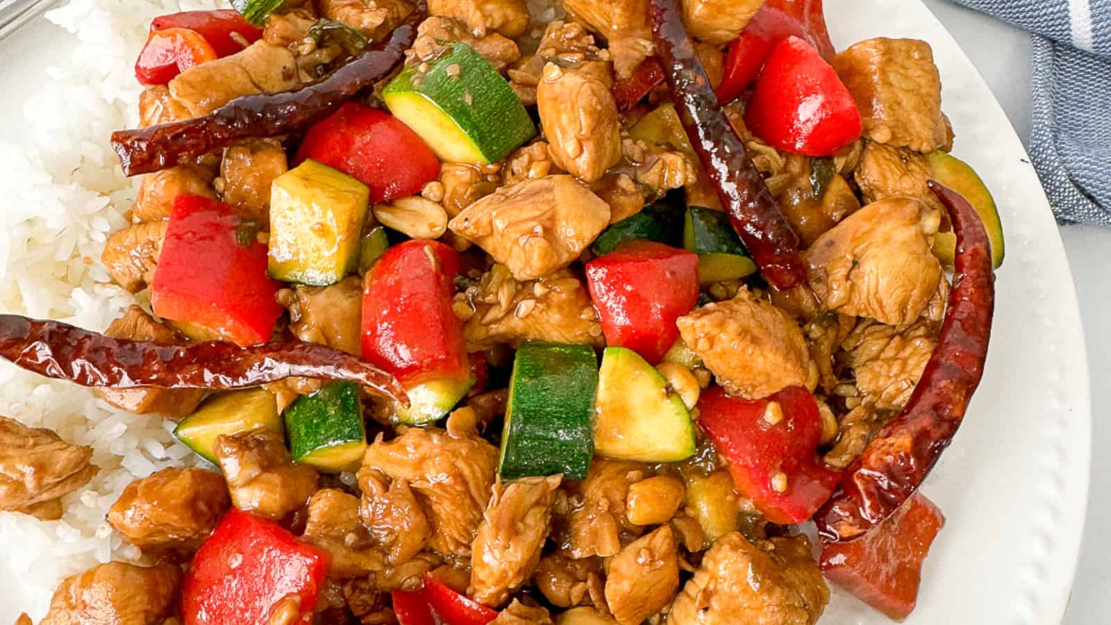 Chicken with peanuts and spicy sauce.