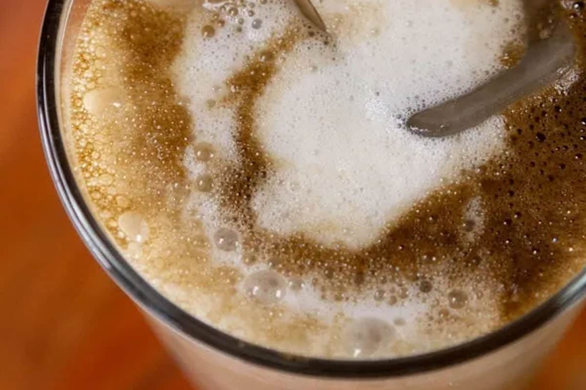 Toasty Japanese hojicha green tea blended into a creamy latte.