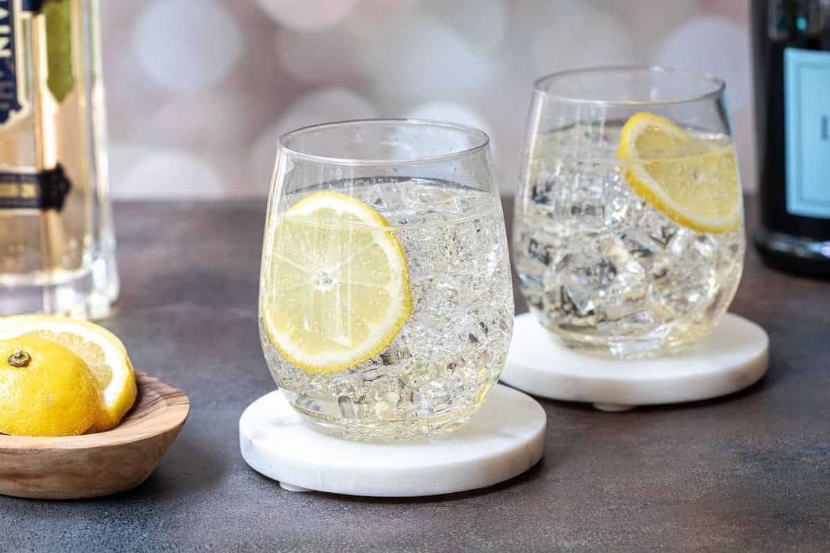 Sparkling cocktail with elderflower liqueur.