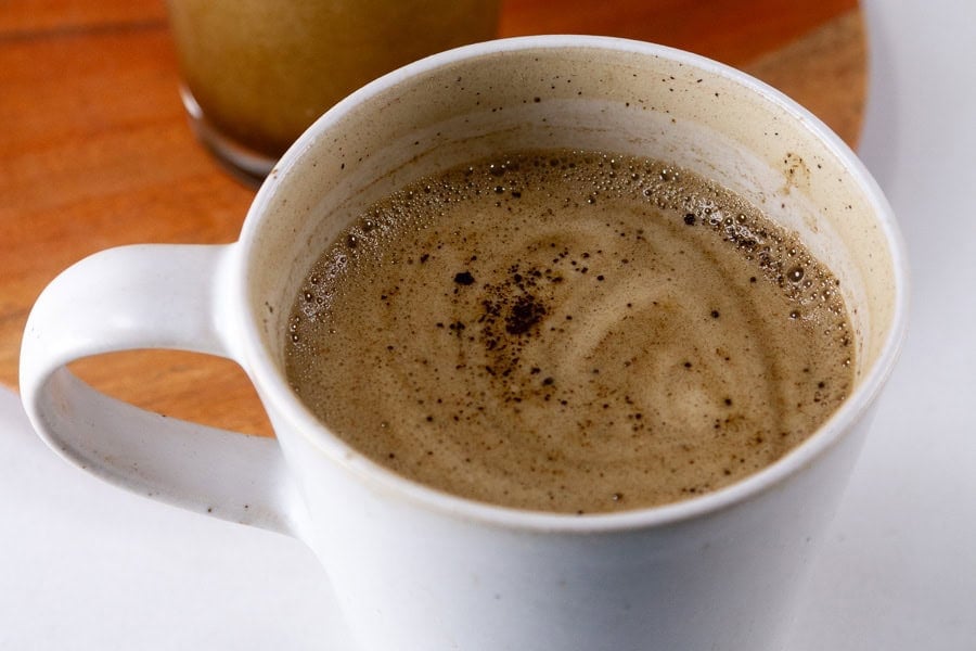 Roasted green tea latte with a nutty flavor.