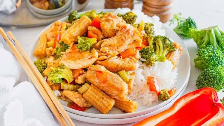 Hunan chicken stir fry with vegetables in sauce.