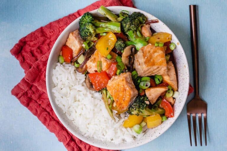 Salmon cubes stir-fried with vegetables and sauce.