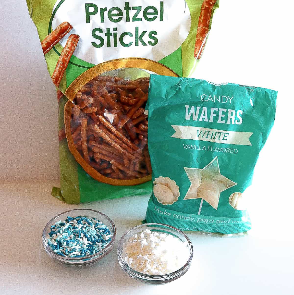 Pretzel Christmas trees ingredients.