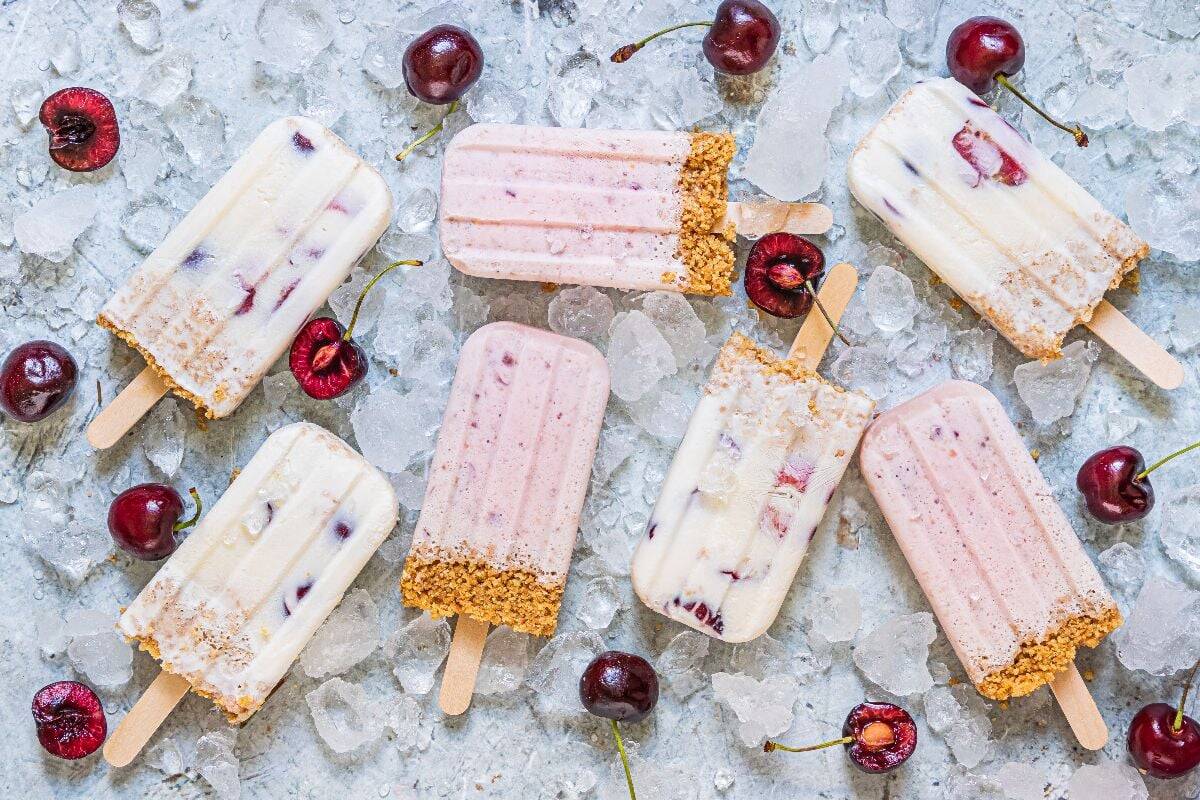 Cherry cheesecake popsicles with crumble.