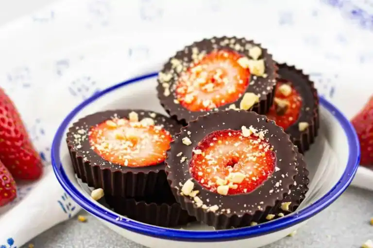 Fresh strawberries stuffed with chocolate filling.