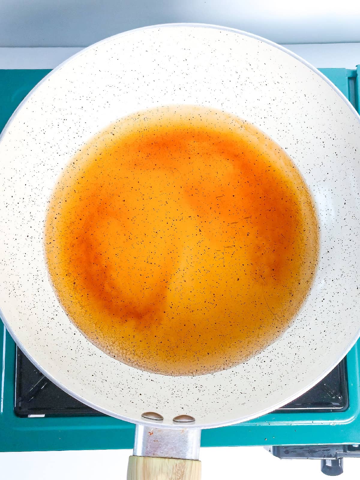 Heating dashi stock in a pan for until warm.