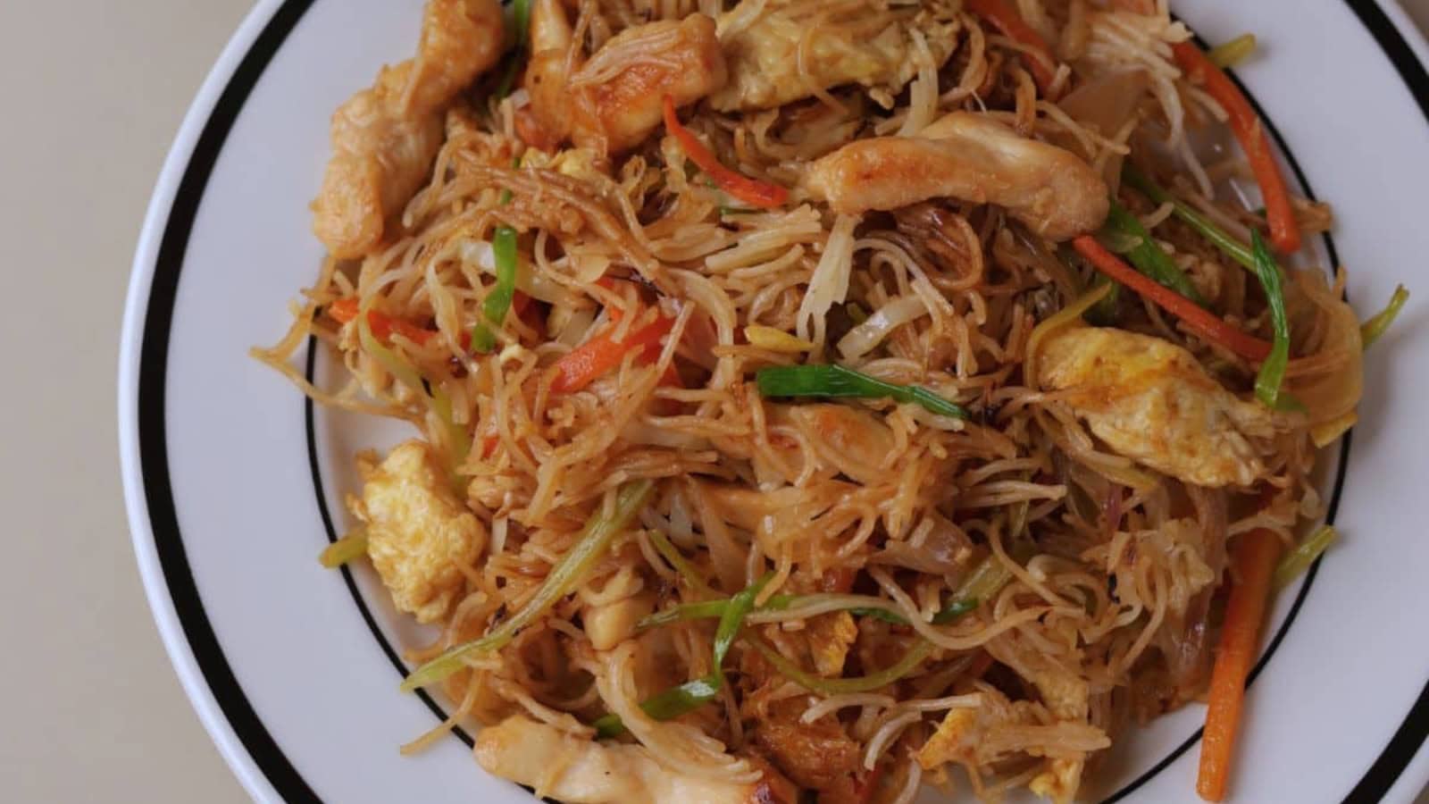 Thin rice noodles stir-fried with chicken and vegetables.