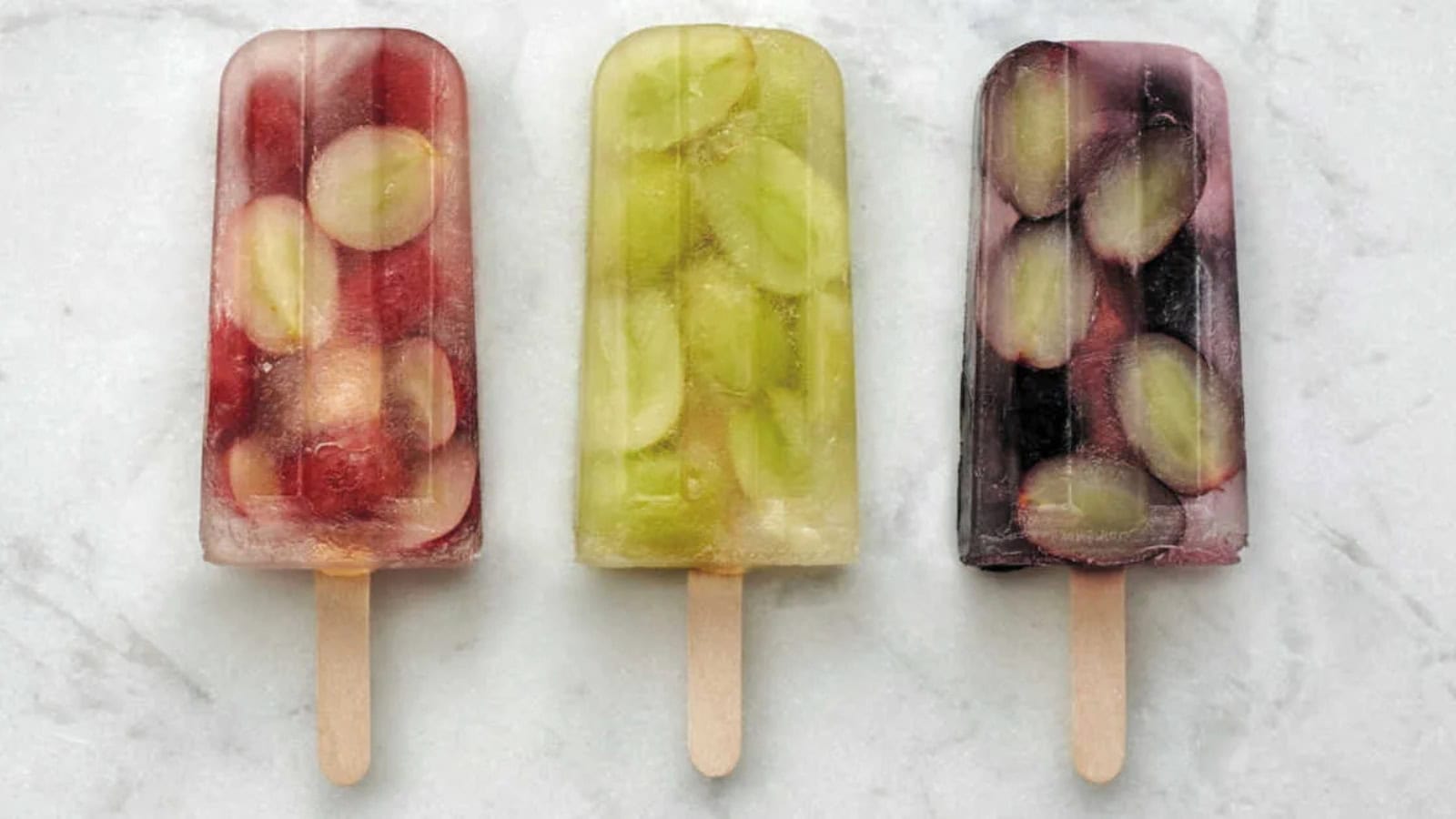 Fruity popsicles made with lemonade and juicy grapes.