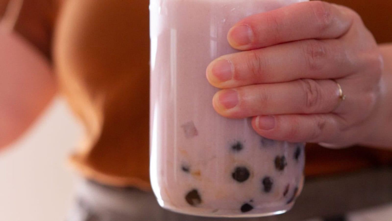 Creamy taro milk tea served with tapioca pearls.