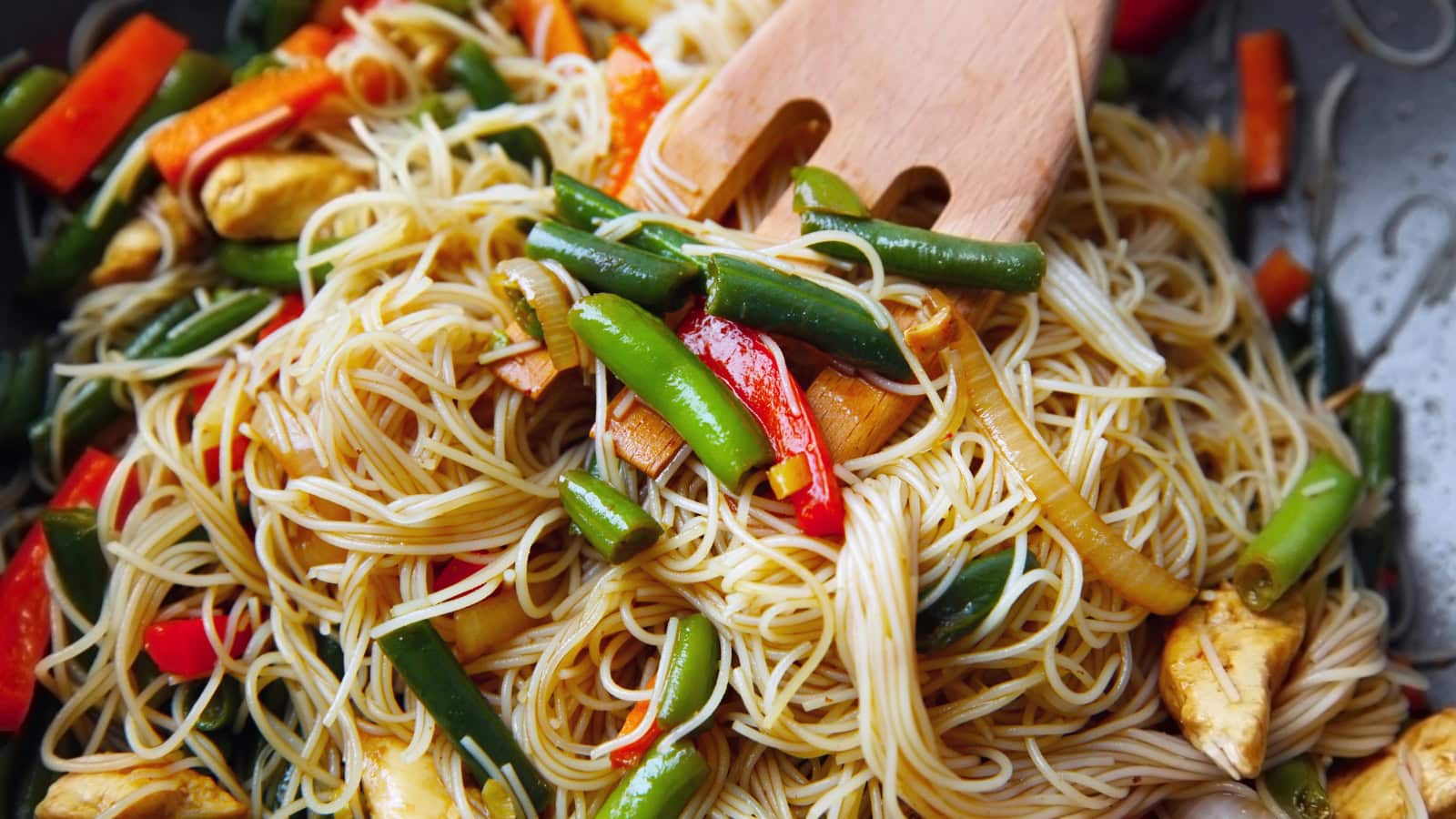 Stir-fried noodles with chicken and mixed vegetables.